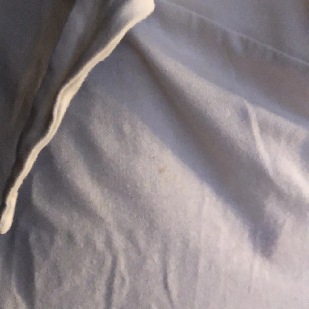 En tröja som tyvärr nt kommer till användning. Storlek: S. Köparen står för frakten😊 fläck på tröjan (bild 3). Toppar.