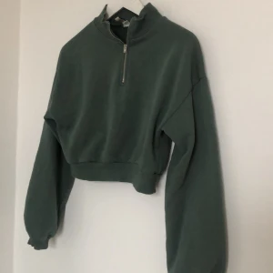 Kort tröja!! - En grön magtröja från Nelly i storlek S. Endast använd några gånger! Säljer för 60 kr + frakt!