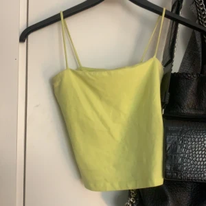 Linnen  - Säljer två nästan helt oanvända linnen båda från ginatricot. Lime gula är i storlek XS och dne glittriga i storlek S. Säljer dessa två tillsammans men går att gå enskilt om man inte vill ha båda. Båda för 50 bara ena för 20!! 🥳🤩🥂