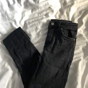 Svarta tighta jeans från KARVE som inte passar mig längre, frakt tillkommer! <3