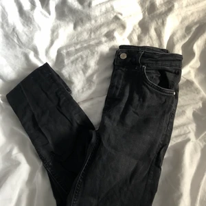 Svarta jeans - Svarta tighta jeans från KARVE som inte passar mig längre, frakt tillkommer! <3