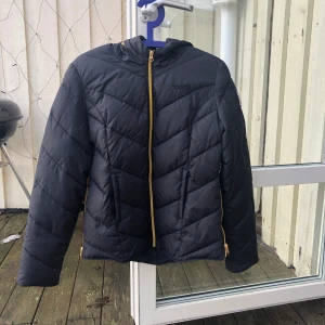 Svea Jacka  - Svea jacka använd 2 ggr svart storlek S