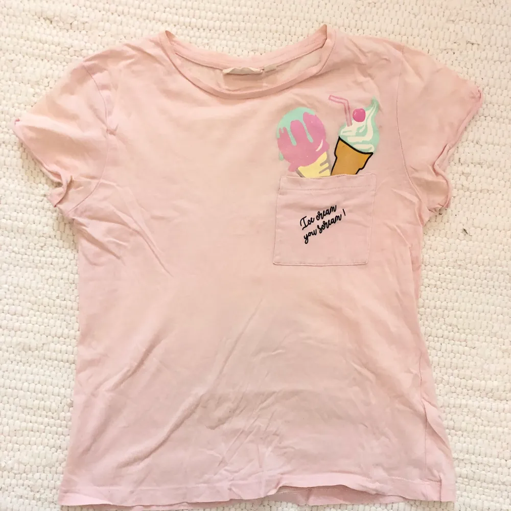 Rosa T-shirt, fickan är fake 😊 Storlek 146-152/ xxs. Frakt på 11kr❤️. T-shirts.