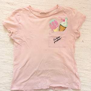 Rosa T-shirt, fickan är fake 😊 Storlek 146-152/ xxs. Frakt på 11kr❤️