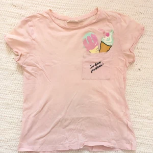 T-shirt - Rosa T-shirt, fickan är fake 😊 Storlek 146-152/ xxs. Frakt på 11kr❤️