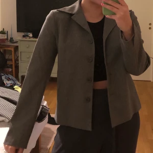 Kavaj - Grå randig kavaj köpt second hand, storlek 42 men sitter som ni ser på mig och jag är vanligtvis en 38/40 🥰