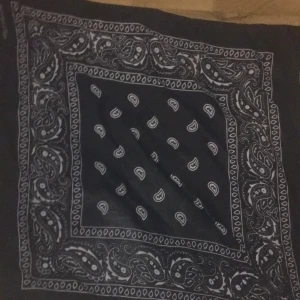 Bandana - En svart bandana som är knappt använd köpt från shien säljer för 20kr + frakt 