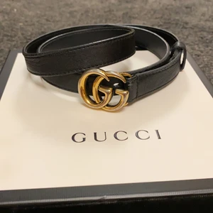 Gucci skärp - Säljer detta fina skärp från Gucci (originalbox, dustbag och påse ingår). Skärpet är i svart läder och fint skick. Säljer då jag inte använder det. Ny pris: 2800. Köparen står för frakten 