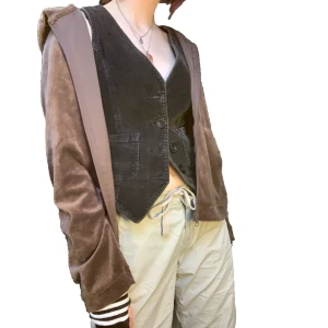 brun velourtröja - SUPERFIN brun ziphoodie i velour! liknar en tröja från juicy couture 😚 köpt secondhand men det ut att vara sprillans ny! 💯 säljer då jag ej använder den :(