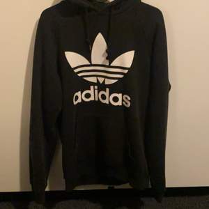 Säljer denna fina svarta adidas hoodien! Sen är välanvänd men i fint skick! Det ena snöret har fluffat sig men inget annat märkbart! Säljer för: 50kr+frakt! Om fler blir intresserade så blir det budgivning