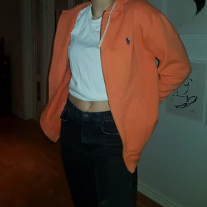 Vintage Ralph Lauren Hoodie - Cool vintage Ralph Lauren hoodie i herrstorleken M. Den bär jättesnyggt!