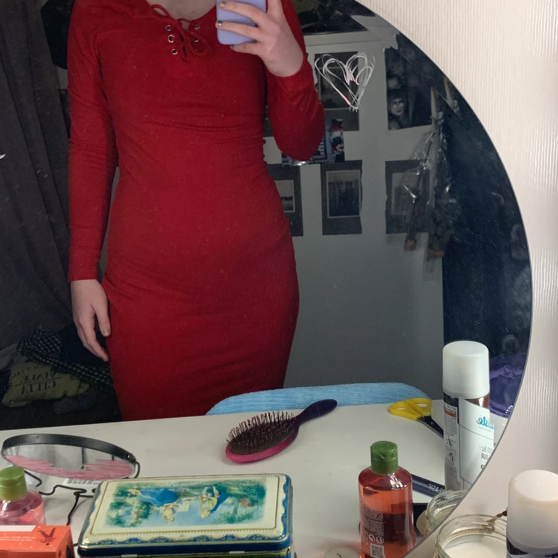 Röd klänning med knytning ovanför bröstet