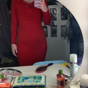 Röd klänning med knytning ovanför bröstet - En röd klänning med snörknytning ovanför bröstet. Använd Max två gånger och har inga märken osv. Storlek S och ganska töjbar. Köparen står för frakten