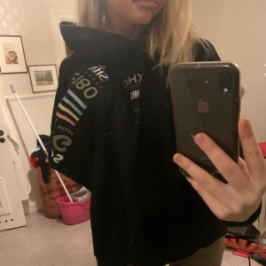 Hoodie från zara strl s - Säljer denna feta Hoodie från zara med skitcoola tryck😍😍😤strl s