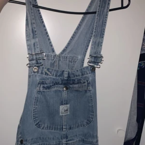 Hängselbyxor  - Ett par hängselbyxor i lite ljusare färg. Aldrig använda och hittar ingen storlekslapp, men skulle gissa på S eller kanske M. Djur finns i hemmet. Har faktiskt ingen aning hur man fraktar något så ”stort”, vet någon hur man skulle göra då haha?  Denna varan påverkas inte av rabatten jag har just nu. Jag är ca 171cm lång och väger 70kg. Tycker personligen att de sitter för tight på mig, så skulle gissa att de är Small medan jag hade behövt en Medium