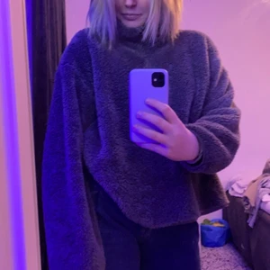 Mörkgrå fluffig tröja, strl M - Väldigt mjuk och fluffig tröja med drahkedja från bröstet upp till halsen, använd ett fåtal gånger. Buda i kommenterarna