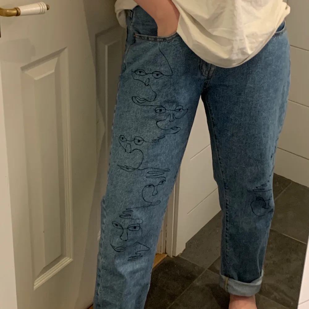 Målade jeans med textilpenna! Materialet är skönt, och de sitter mycket bra på mig. Jag säljer dem eftersom jag inte använder dem så ofta :) dm för mer frågor!. Jeans & Byxor.