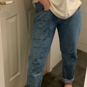 Jeans med cool design - Målade jeans med textilpenna! Materialet är skönt, och de sitter mycket bra på mig. Jag säljer dem eftersom jag inte använder dem så ofta :) dm för mer frågor!