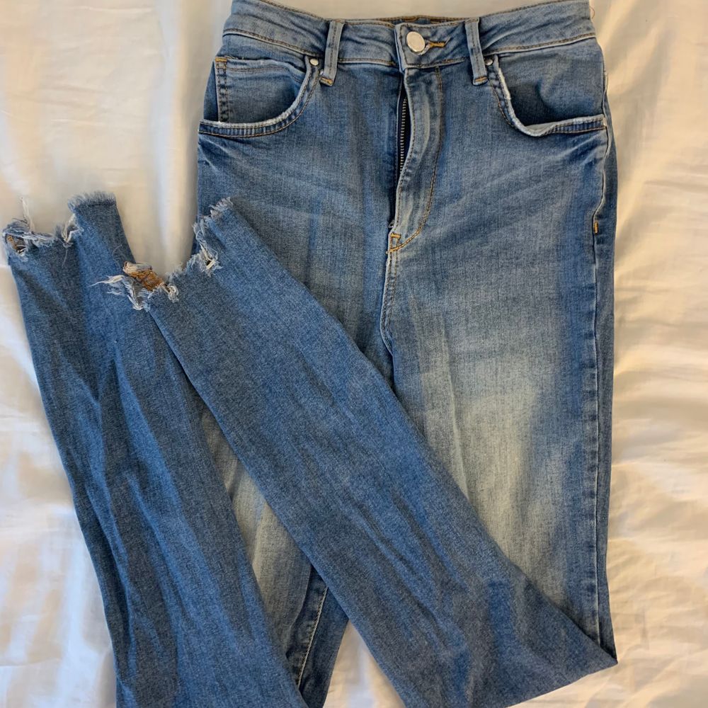 Säljer ett par Jeans från Gina tricot. Skinny Jeans med hål och slitningar. Modellen är Molly🤍. Jeans & Byxor.