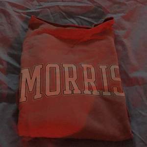 Säljer min fina rosa Morris tröja då de inte är min färg. Storlek XS men passar som S också jätte fint skick inte använd många gånger  original pris 1400