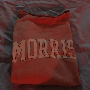 Morris tjocktröja - Säljer min fina rosa Morris tröja då de inte är min färg. Storlek XS men passar som S också jätte fint skick inte använd många gånger  original pris 1400