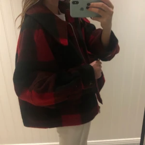 Röd/svartrutig jacka med krage HM - Köpte nydligen, endast använd fåtal gånger, väldigt bra skick. Storlek-xl//xxl. Har egentligen storlek small, men den är liten i storleken och har en fin oversized passform.