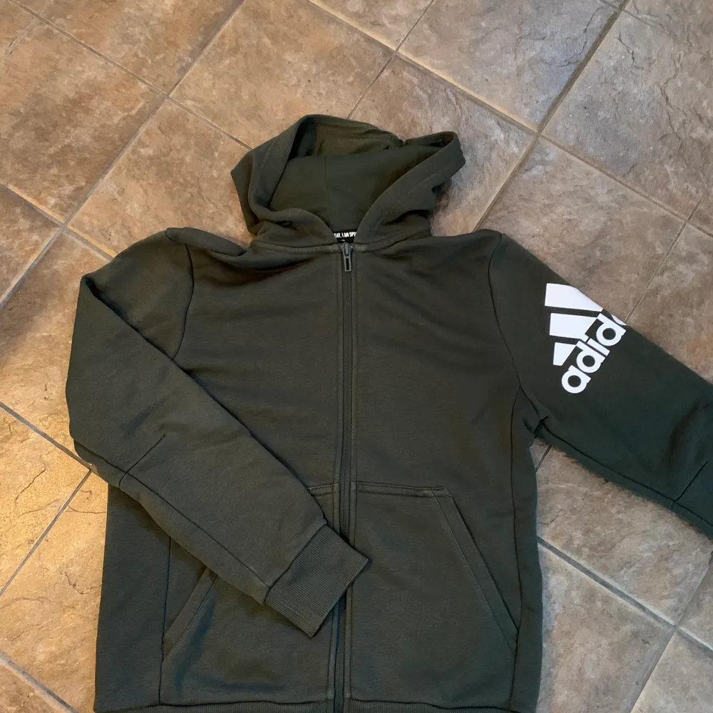 Adidas hoodie i storlek 146, använt skick, betalning via swish. Hoodies.