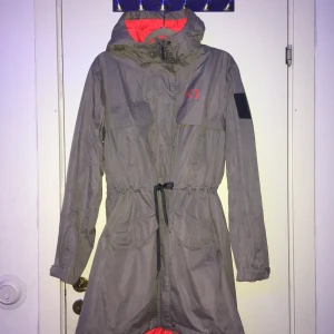 KARI TRAA - Jacka från Kari Traa, nypris är 2 000kr. I superfint skick, dragsko i midjan samt knappar för att försegla utöver dragkedja. Inga fläckar, hål elr andra defekter.