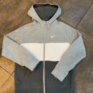 Grå vit Nike hoodie i storlek 140, använt skick, betalning via swish