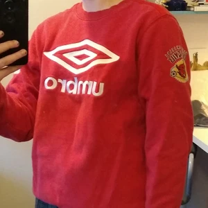Riktigt cool Umbro sweatshirt! - Riktigt cool Umbro sweatshirt! Köpt på beyond retro för 250 spänn och knappt använd. Tryck både fram, bak och på båda ärmarna. Står att det är stl m men om man vill att den ska sitta oversized passar den nog xs/s. Skriv privat om du har frågor!