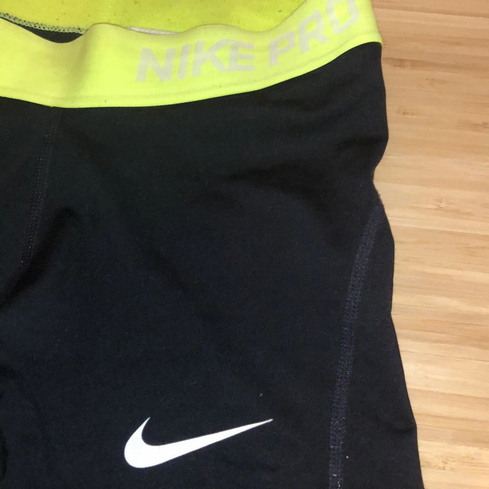 Nike träningsshorts som är i använt skick. Säljer dessa pga att de är för små. Strlk XS, pris: 50kr. . Shorts.