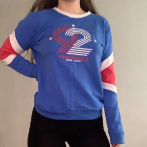 Abercrombie & Fitch tröja strl XS - Säljer min sköna tröja i vintage stuk från Abercrombie & Fitch💙i storlek XS men passade även mig när jag var i storlek S🤍använd ytterst fåtal gånger!