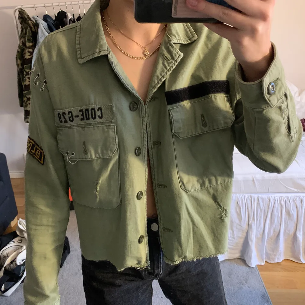 Grön militär jacka från Bershka, köpt för något år sedan men är kanppt anväd. Funkar att ha som vår/ sommar jacka eller inomhus. . Jackor.