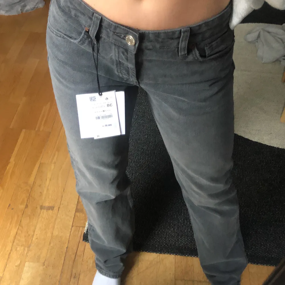 Säljer dessa lågmidjade jeansen från Zara då de inte satt som jag hade trott. De är helt nya med prislapp kvar, köpa för 300kr och slut i alla storlekar. Startpris 300kr🤠🤠. Jeans & Byxor.