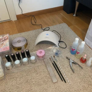 Nagelkitt för nybörjare  - Mer bilder i nästa annons + beskrivning av innehåll.     Säljer ej separat. Kan hämtas upp i Spånga (Stockholm)