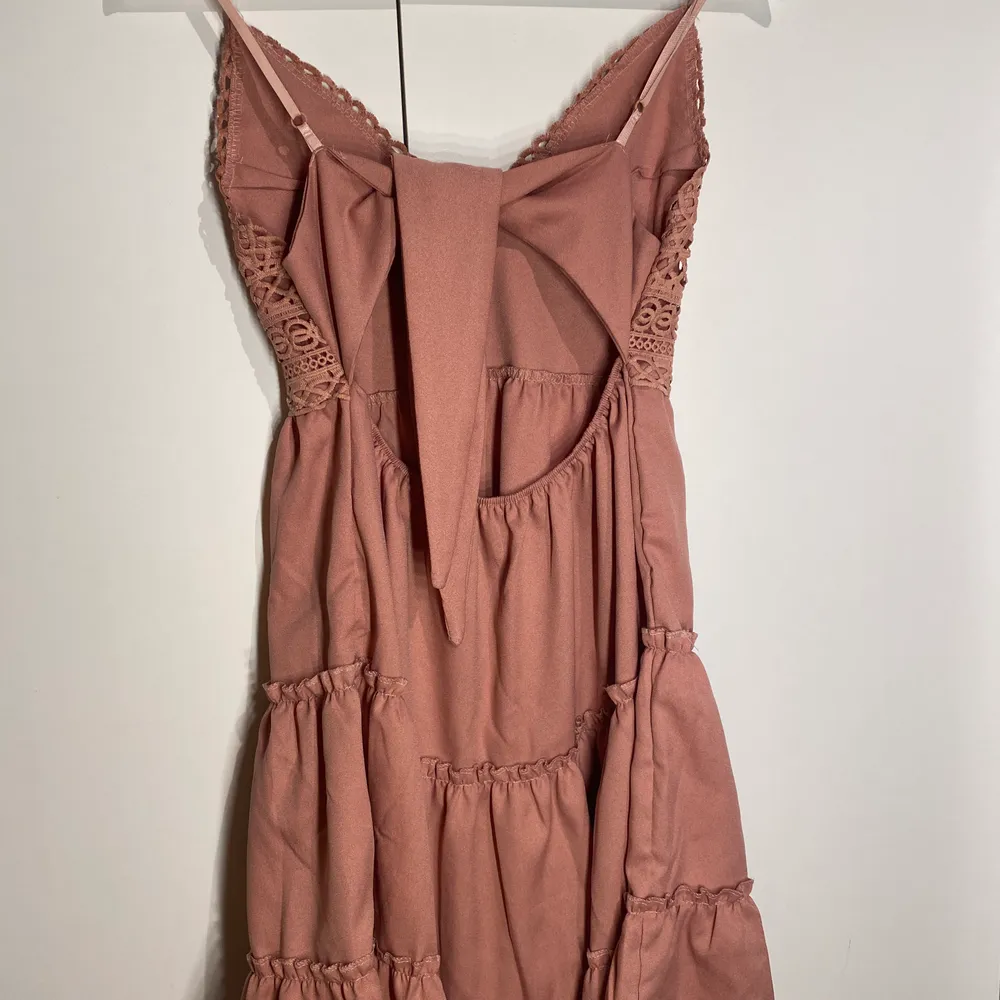 En jättesöt rosa klänning från Shein som är köpt för 169, säljer den för 80kr. Klänningen är oanvänd. Är i storlek S men passar även XS. Användaren står för frakten. Vid intresse kan jag skicka mer bilder. 🥰🥰. Klänningar.