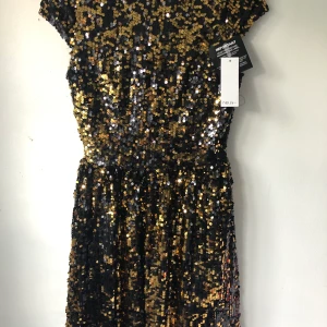 Paljettklänning storlek medium - Superfin och oanvänd paljettklänning med öppen rygg. Storlek medium men skulle säga att den är snäppet liten i storleken så den passar även storlek small. 