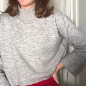 Grå tröja - Grå tröja köpt secondhand. Hög krage men funkar fint att vika in som på bilderna. Pris exklusive frakt, skriv gärna om fler frågor :)