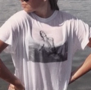 Tröja med tryck  - Vanlig vit tisha i bomull med snyggg tryck! 