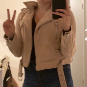 Jacka - Ljus rosa jacka i stärker xs-s säljer pågrund av att den inte kommer till andvändning