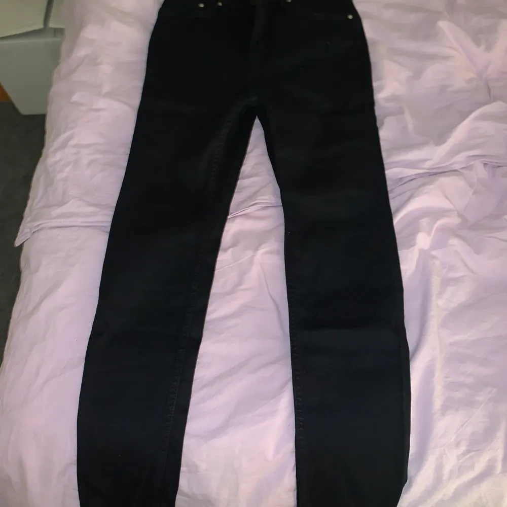 Ett par svarta jeans från lager 157, väldigt underskattad butik. Superskönt jeans som sitter som ett smäck, säljer pga fel storlek.. Jeans & Byxor.