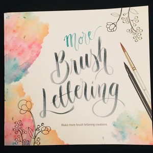 Brush Lettering bok✨ - 🌸FÖRST TILL KVARN🌸Lettering bok i tjockt högkvalitét papper🥰 Köpt i panduro. Gjord för att framhäva din estetiska skrivstil själv & med tips. Utforska din kreativitet i bokens alla sidor🦋 Använd 1 gång, den sidan tog jag ut & det märks inte alls. Har legat i förvar💕