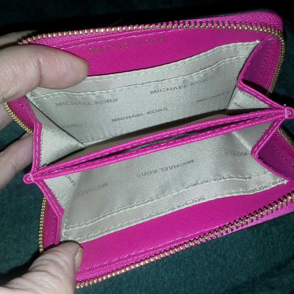 Liten plånbok fr MK, den är hallon röd o inte cerise som det ser ut som på bilden, den är naturligtvis äkta o aldrig använd😊Kan skickas mot fraktkostnad 😊. Accessoarer.