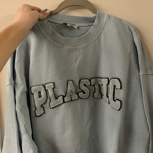 Ljusblå oversized tröja - Säljer denna superfina ljus/babyblåa tröja ifrån madlady då den inte kommer till användning längre 💞💞 tröjan är oversized och i storlek M. Skriv privat vid intresse 💖