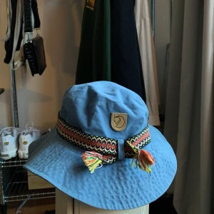 buckethat fjällräven - kollar intresset på denna speciella buckethat från fjällräven med handgjort samiskt band! buda i kommentarerna🌝 den har en speciell plats i mitt sapmihjärta🤍 alla kläder tvättas och sprayas med washologi innan de skickas🍄 Köpare står för frakt