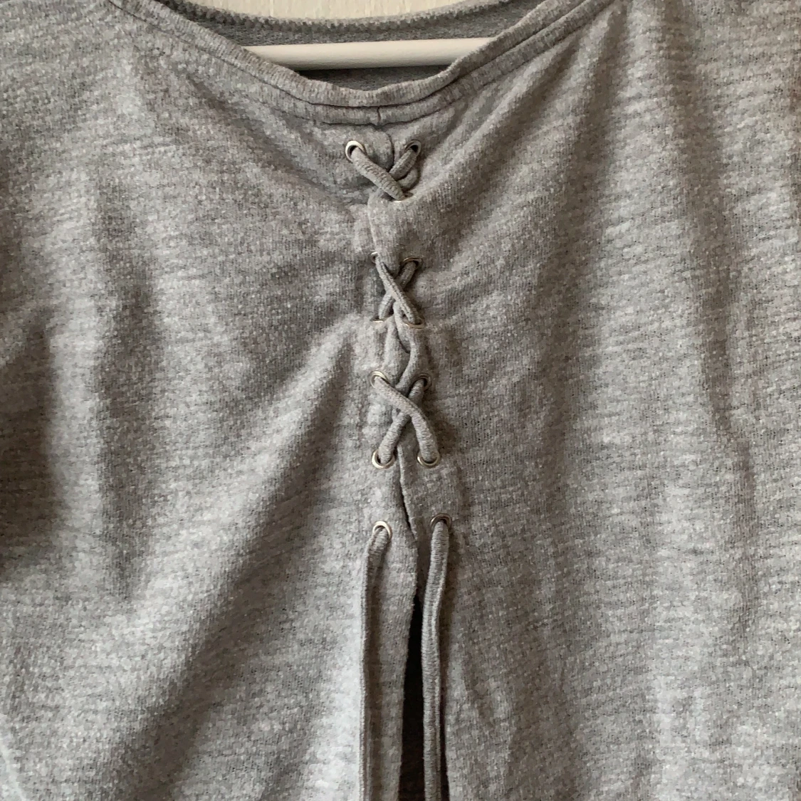 Grå tröja med snörning i ryggen - 91