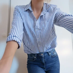 Blå-och vitrandig skjorta - Fint skick