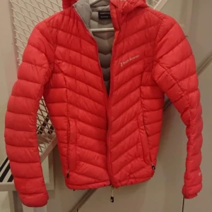 Peak performance jacka. Xs - Säljer en hallonröd peak performance vinter jacka. Storlek XS. Nån svag fläck, samt slitage inne i ena fickan från liftkort. Annars jättefin! 500kr