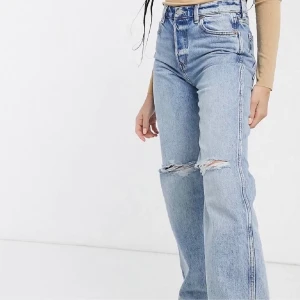 &other stories jeans - Ett par sjukt snygga jeans från other stories som är slutsålda. Storlek 26, motsvarar en S. Köpa här på plick men använder de inte då de inte passar mig som jag vill. Kan byta mot ett par i storlek 25 eller 24. Sjukt bra skick! 💗