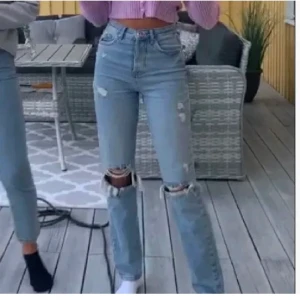 Raka jeans - Säljer direkt för 500 ink frakt utan bud då jag vill bli av med dom! (Pris kan kanske diskuteras vid snabb affär)                            Köpta på plick men säljer vidare då dom inte passade, från river island o nypris 749kr. St 32 men passar mer 34 absolut 36 oxå